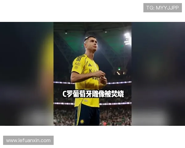 球迷疯狂行为引发热议C罗球衣被抢夺的奇葩瞬间 球迷疯狂行为引发热议C罗球衣被抢夺的奇葩瞬间